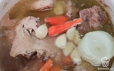 Морковь, чеснок и лук почистить, помыть и добавить для вкуса и аромата в кастрюлю к мясу.