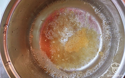 Предварительно залить желатин холодной кипяченой водой и оставить разбухать. Далее следовать инструкции на упаковке продукта.