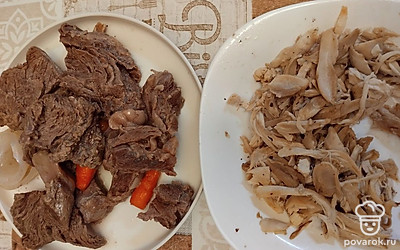 Когда мясо сварится, достать его из бульона. Отделить мясо от костей и хрящей, нарезать мелкими кусочками и выложить обратно в бульон. Туда же вылить подготовленный желатин, посолить, поперчить. Дать прокипеть 5-10 минут и выключить газ.