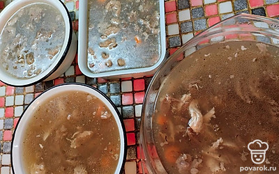 Горячий бульон с мясом разлить по формочкам, дать остыть и убрать в холодильник для дальнейшего застывания.