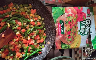 На разогретую сковороду с небольшим количеством растительного масла выложить мексиканскую смесь, тушить до готовности, не забывая посолить и поперчить.