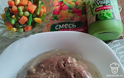 Холодец подать с грузинской аджикой, маринованным имбирем или хреном. Приятного аппетита!