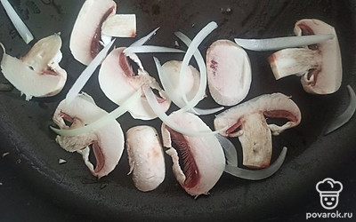 Шампиньоны и лук нарезаем, обжариваем на растительном масле в течение 5 минут, солим. 