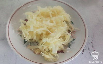 Картошку натираем на крупной терке. 