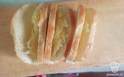 Хлеб разрезаем на три толстых ломтика. Каждый ломтик нарезаем, выкладываем картошку. 