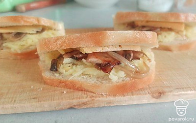 На картошку выкладываем грибы и сыр. Ставим в разогретую до 180 градусов духовку на 30 минут. 