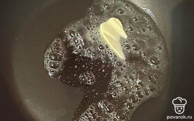 Сливочное масло разогреваем на сковороде.