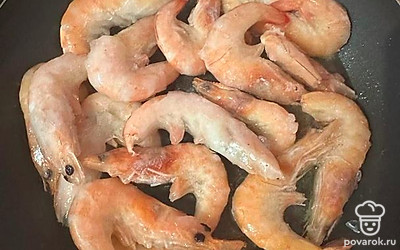 Выкладываем креветки.