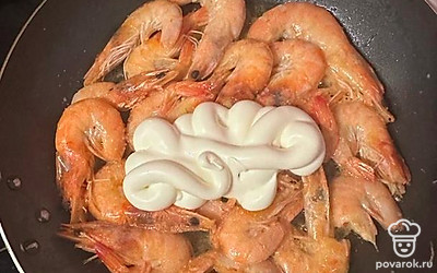 Поливаем майонезом. Тушим под крышкой на среднем огне около 15 минут.