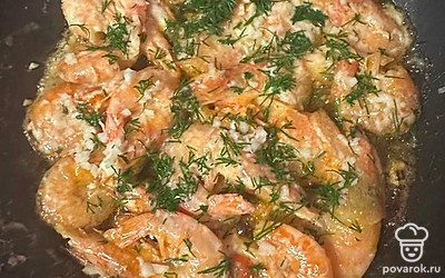 Посыпаем мелко нарезанным укропом, чесноком, специями. Жарим без крышки еще 5 минут до готовности.