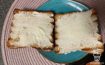 Хлеб намажьте творожным сыром.