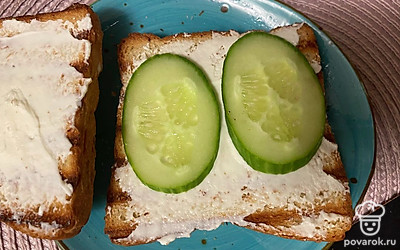 На сыр выложите пластинки огурца.