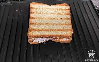 Закройте ваш бутерброд и поместите в гриль на 2 минуты.