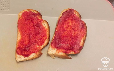 Два ломтика хлеба смазываем томатной пастой. 