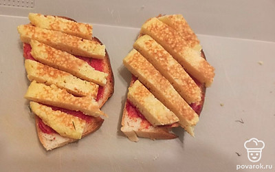 Блинчик нарезаем соломкой и выкладываем на хлеб. 