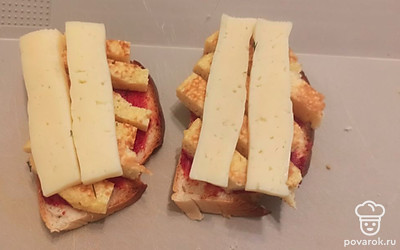 Далее выкладываем сыр на блинчик.