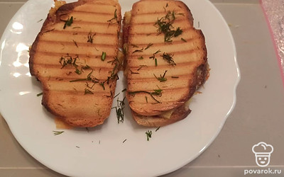 Украшаем сэндвичи свежей зеленью. 