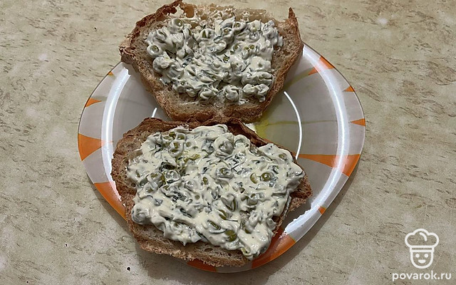 Горячие брускетты с горошком и творожным сыром — Рецепт с фото