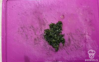 Зелень промойте под водой и мелко нашинкуйте. 