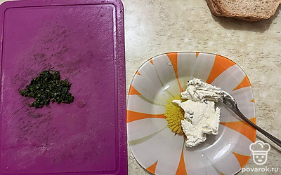 В миску поместите творожный сыр комнатной температуры. 