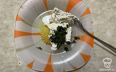 К сыру добавьте нарезанную зелень. 