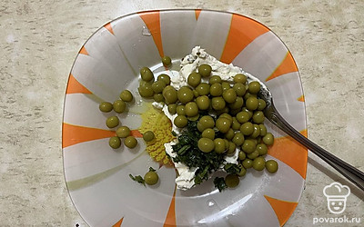 Туда же поместите горошек. 