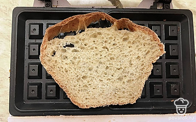 В вафельницу поместите ломтик хлеба и обжарьте до хруста каждый ломтик (4-5 минут). Хлеб можно просто подсушить на сухой сковородке (на медленном огне). 