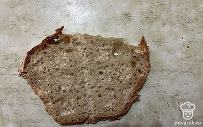 Остудите подсушенные ломтики хлеба. 