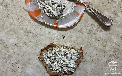 Выложите на каждый хрустящей ломтик заранее подготовленную намазку. 