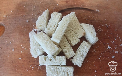 Хлеб нарежьте брусочками, срежьте корки.