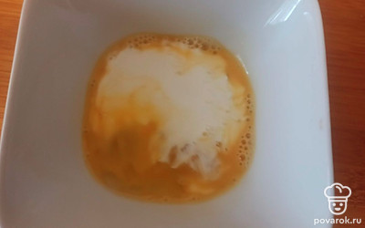 Яйцо взбейте со сливками, добавьте щепотку соли.