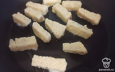 Вымочите гренки в яйце и обжарьте на сливочном масле 5 минут со всех сторон.