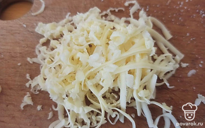 Сыр и чеснок натрите на терке, смешайте и посыпьте им гренки.