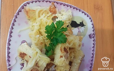 Подавайте порционно в теплом виде, украсив свежей зеленью петрушки.