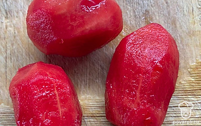 Помидоры обдать кипятком и снять шкурку.