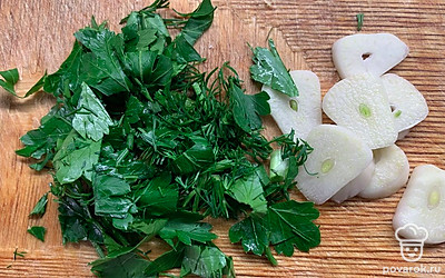 Нарезать зелень и чеснок.