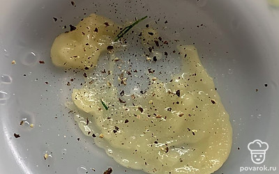 На дно миски выложить мед и добавить перец.