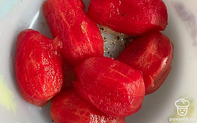 Помидоры разрезать пополам и выложить срезом вниз.