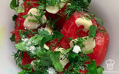 Сверху добавить зелень и чеснок. Посолить. Заполнить, чередуя слои. Придавить гнетом, держать 24 часа.