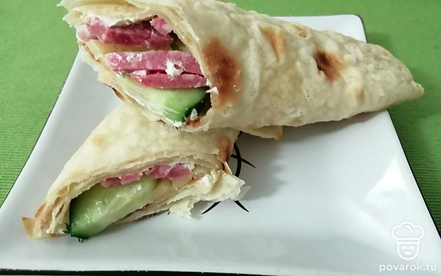 Ролл с ветчиной и двумя видами сыра — Рецепт с фото
