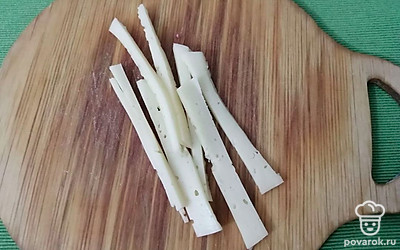 Твердый сыр нарезать соломкой. 