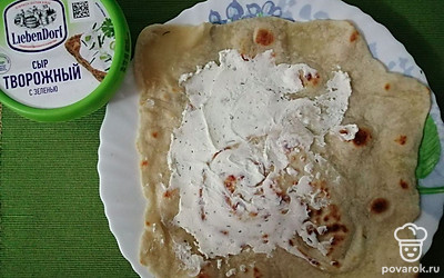 Лаваш смазать творожным сыром с зеленью.