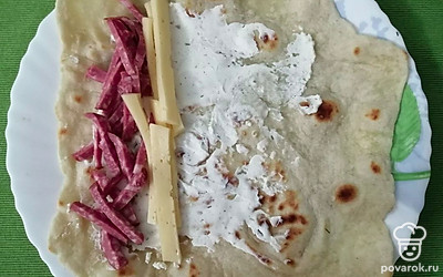 Выложить сыр и колбасу.