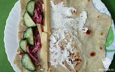 Выложить нарезанный огурец. 