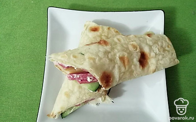 Ролл с колбасой и творожным сыром готов. 