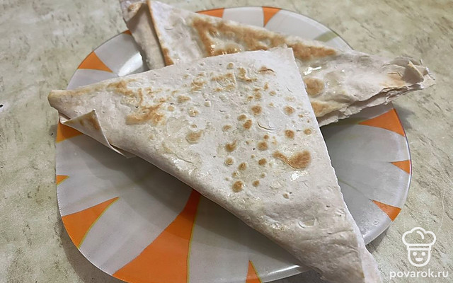 Румяные конвертики из лаваша со свежей зеленью и творожным сыром — Рецепт с фото