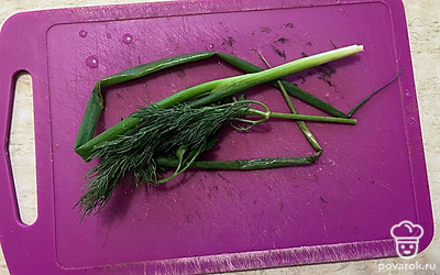 Зелень промойте под теплой водой. 