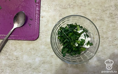 Нарезанную зелень соедините в миске с творожным сыром. 