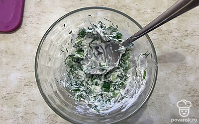 Перемешайте творожную начинку до однородности. 