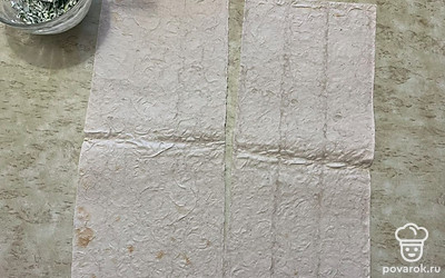 Ножницами разрежьте лаваш на две полоски шириной 5-6 сантиметров. 